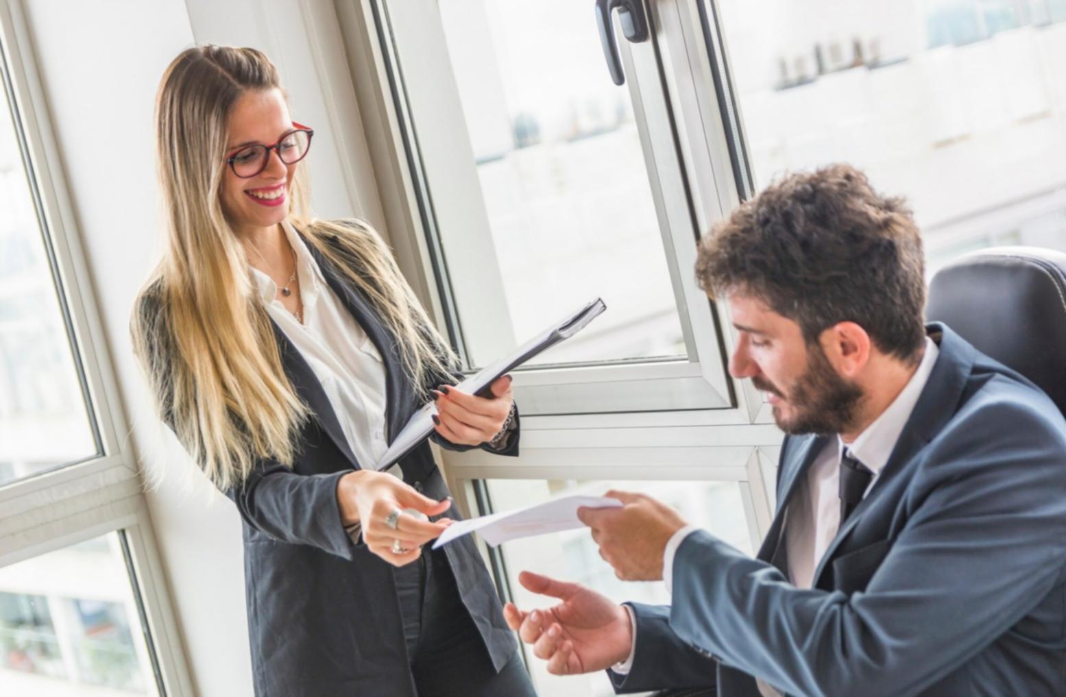Espace de travail avec documents financiers et outils d'analyse pour l'examen des états comptables